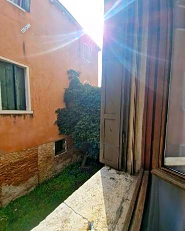 Single Room with Shared Bathroom