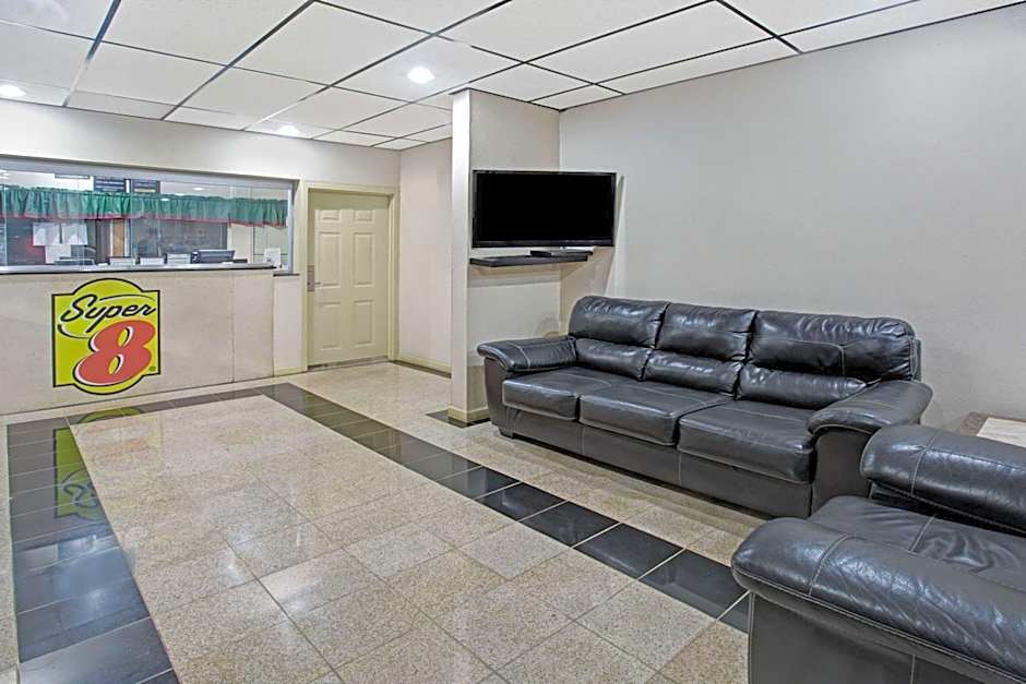 Super 8 by Wyndham Suwanee