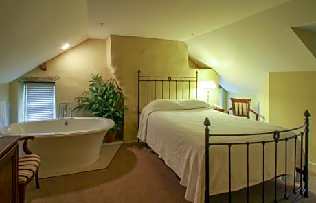 Queen Room with Spa Bath