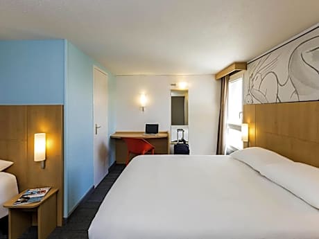 Standard Room with One Double Bed and One Single Bed