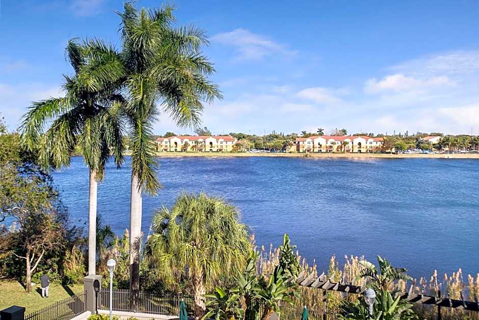 La Quinta Inn & Suites by Wyndham Fort Lauderdale Airport