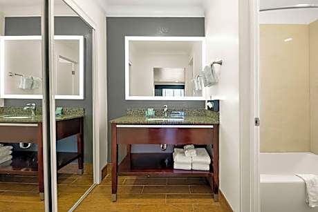 Suite-2 Queen Beds Non-Smoking Partial Ocean View Living Room Wi-Fi Full Breakfast