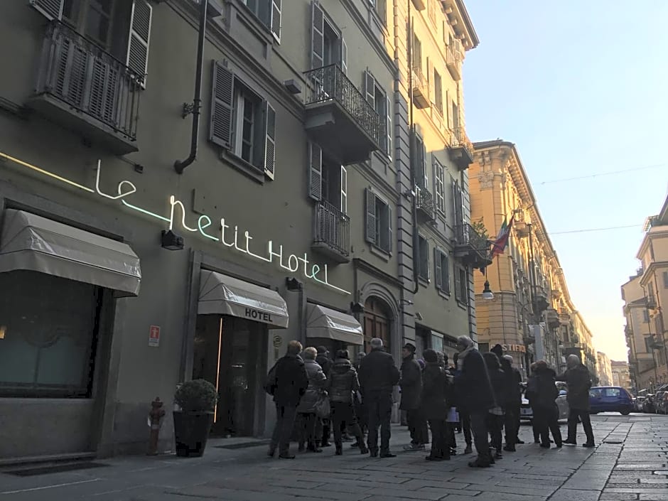 Le Petit Hotel