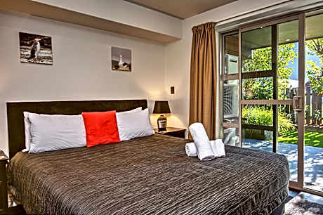 Two-Bedroom Apartment with Mountain View