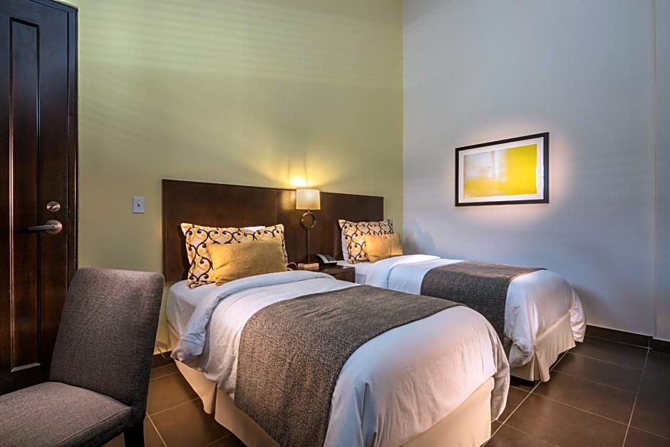 Decanter Hotel