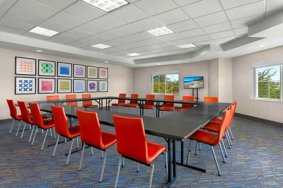 Holiday Inn Express Hotel & Suites Marina By IHG