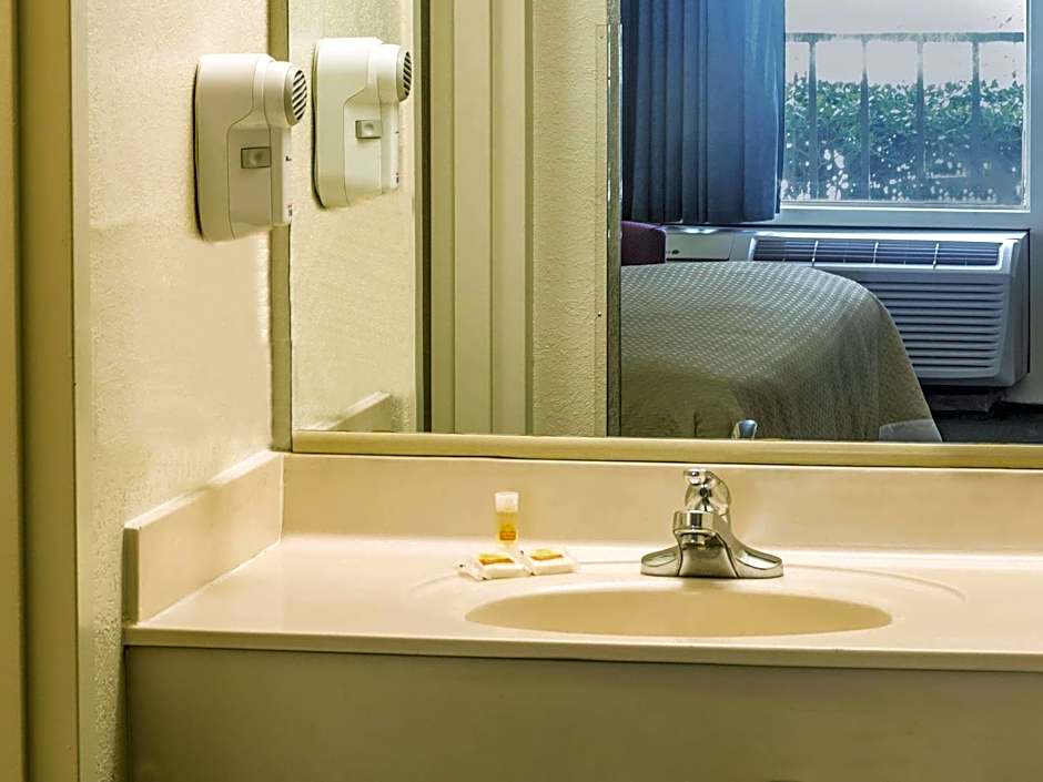 Days Inn by Wyndham Lake Park/Valdosta