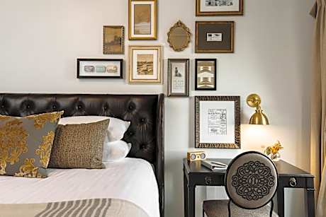 Classic Salle with Two Queen Beds