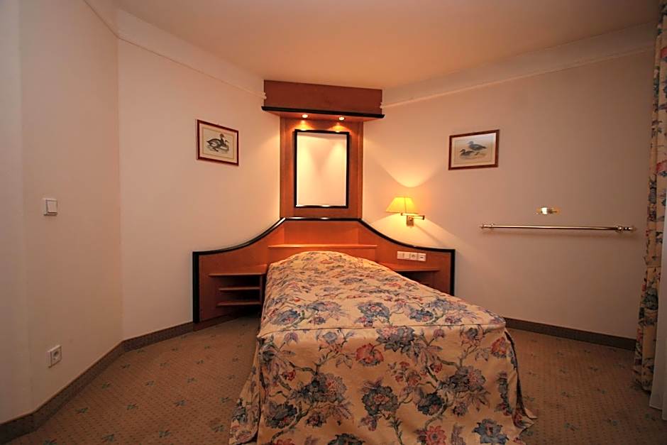 Photo 1 of 4 of Single Room