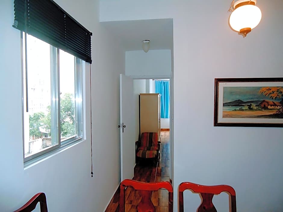 APARTAMENTO COPACABANA saleta, quarto grande com ar cond wi-fi a 2 qds da praia