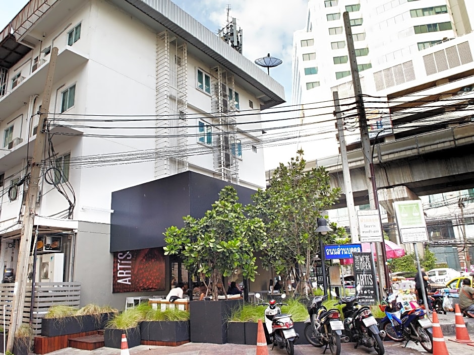 White House Asoke Sukhumvit 18