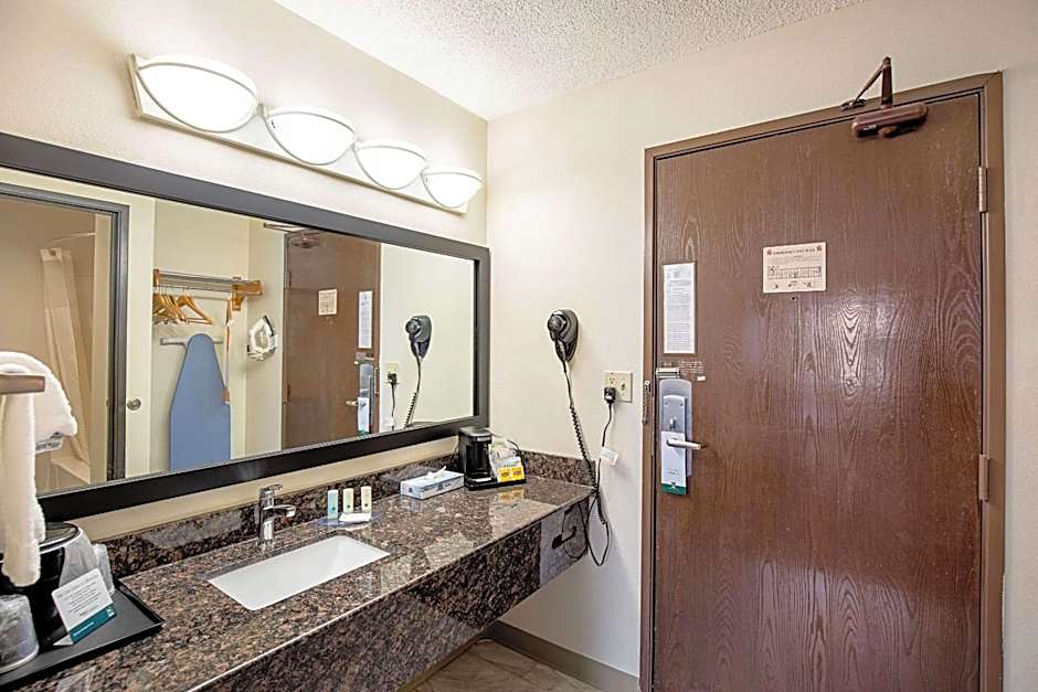 Quality Inn & Suites Milwaukee