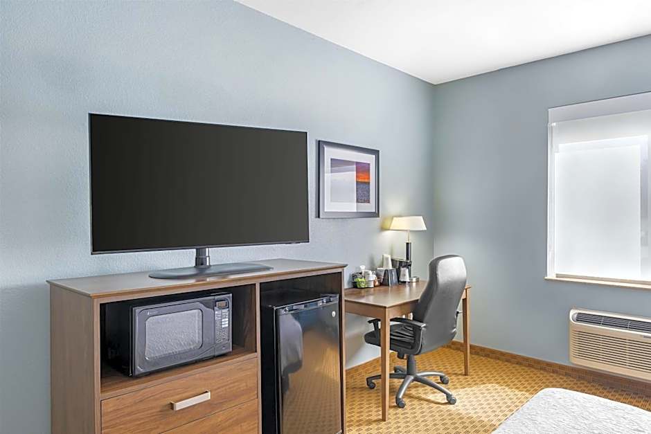 Photo 1 of 6 of 1 King Bed with Sofabed, Accessible