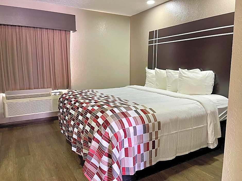 Red Roof Inn & Suites Jackson - Richland
