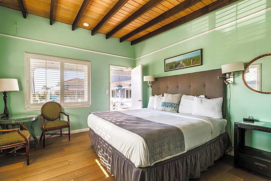 Foto 1 di 4 di King Room with Partial Ocean View and Kitchenette