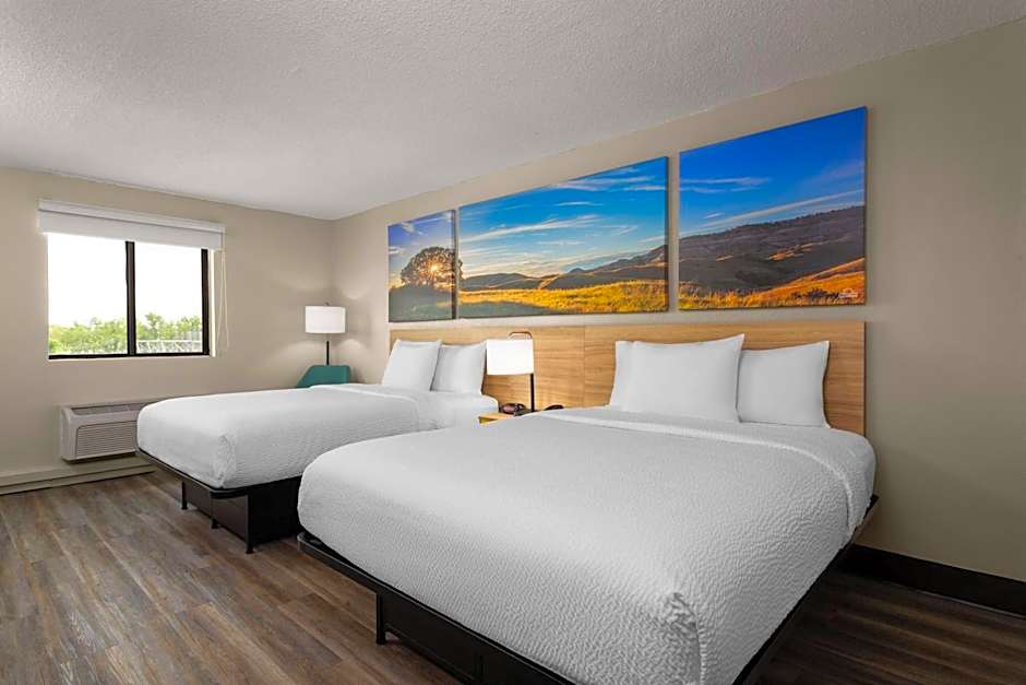 Days Inn and Suites by Wyndham Hammond, IN