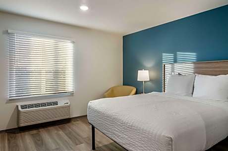 Queen Room with Roll-In Shower - Accessible/Non-Smoking