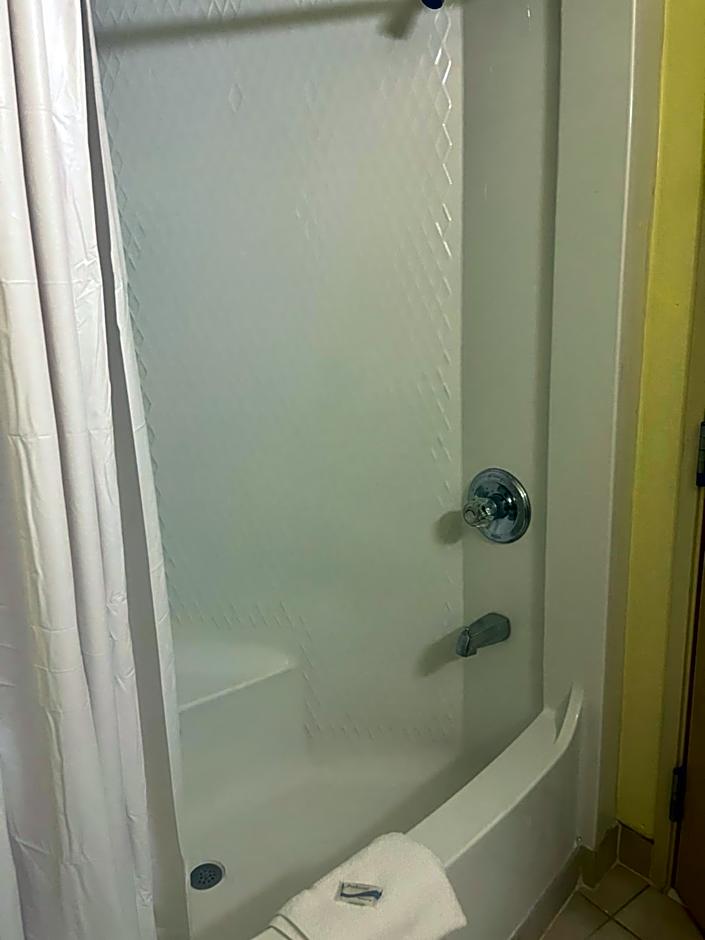 Howard Johnson by Wyndham Clarksville Tennessee