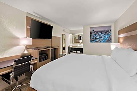 1 King Bed Nonsmoking