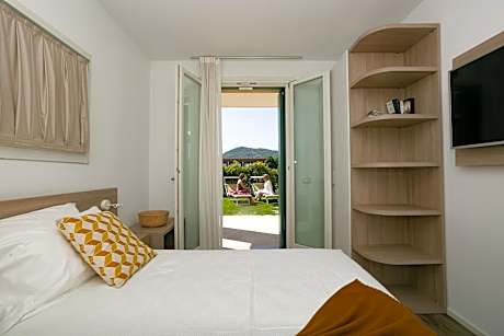 Apartment with Garden View