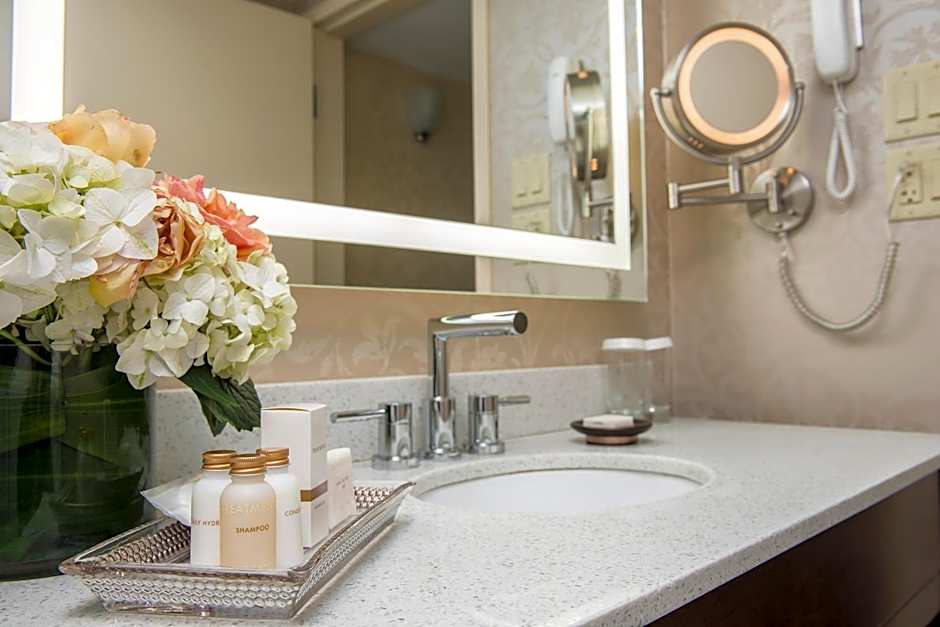 Best Western Premier Chateau Granville Hotel & Suites & Conference Centre