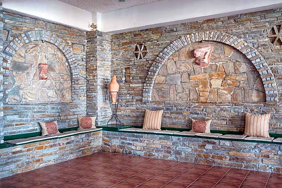 Cavos Bay Hotel & Studios