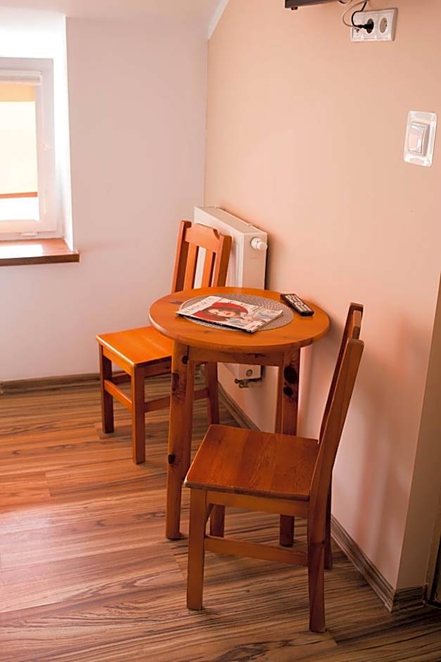 Hotelik Okęcie 39 - Nocleg i Parking Blisko Lotnisko Okęcie