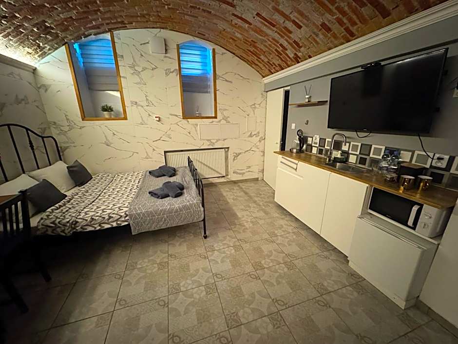 UNDERGROUND Jacuzzi Rooms
