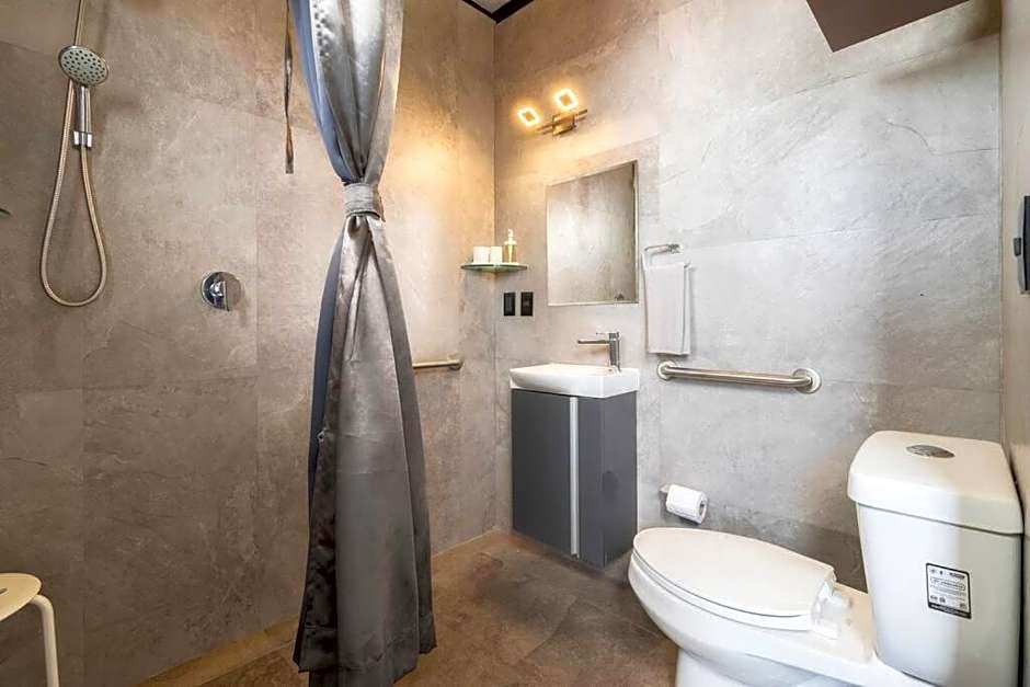 3Ph Amazing 2Bdrm 2bath private terrace fits 10