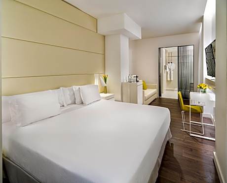 Family Room (2 Adults + 1 Child)