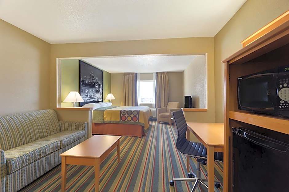 Super 8 by Wyndham Lees Summit