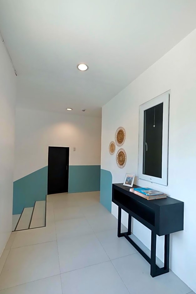 Beds & Friends Hostel Mactan with Pool and Bar