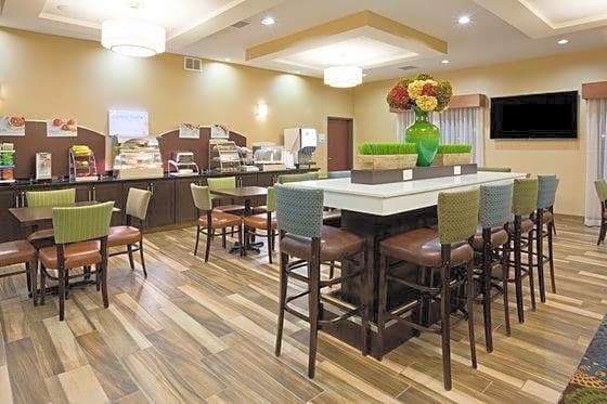 Holiday Inn Express & Suites Davenport North