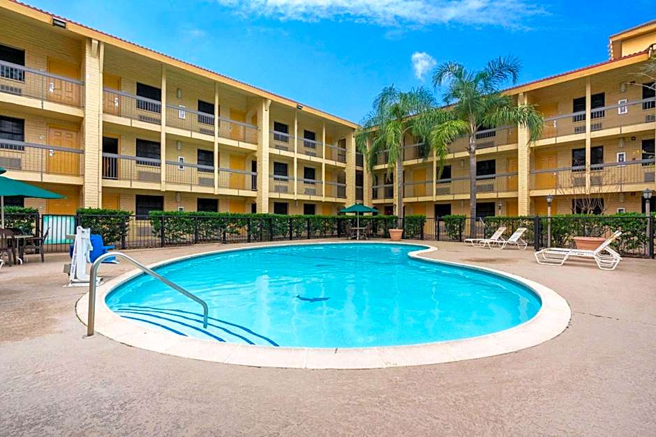 Super 8 by Wyndham The Woodlands North