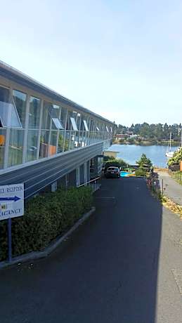 Waterfront Lodge Motel