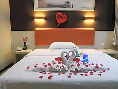 WH - Holiday Theme Room