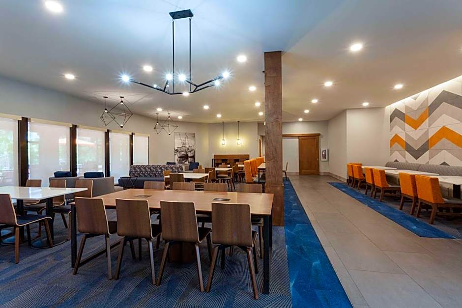 La Quinta Inn & Suites by Wyndham Ft. Myers Sanibel Gateway