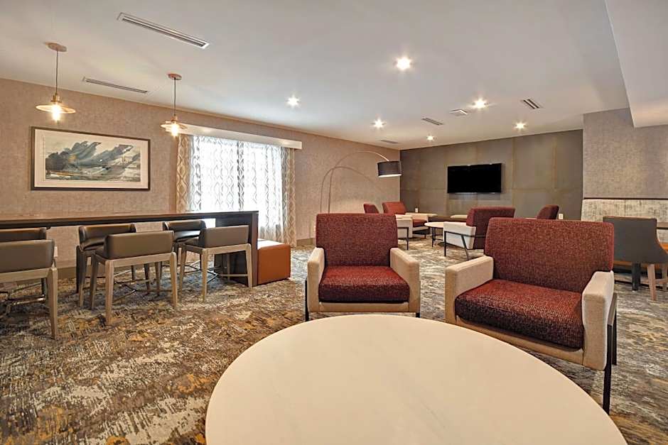 DoubleTree by Hilton St. Louis-Airport