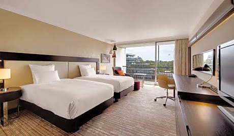 TWIN DELUXE ROOM PARK VIEW BRIGHT SPACIOUS COMFORTABLE ROOM PRIVATE BALCONY