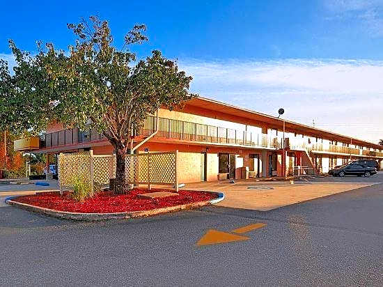 Super 6 Inn & Suites