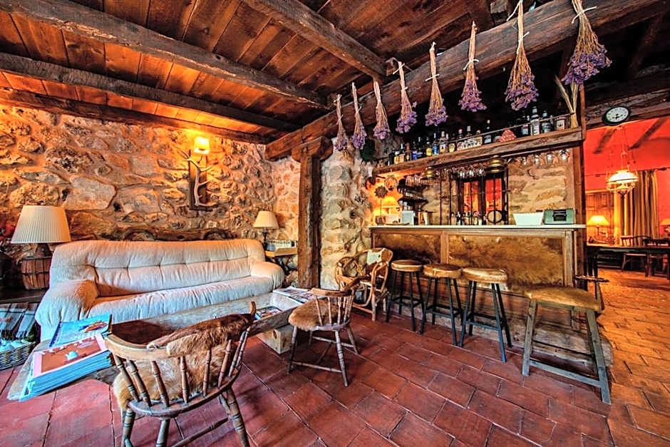 Hotel Royo Guarde-Puente Faco, junto al río Mundo