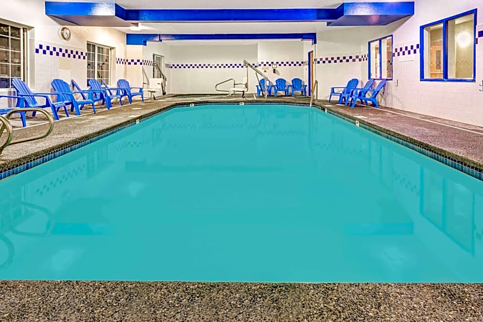 Days Inn & Suites by Wyndham Gresham