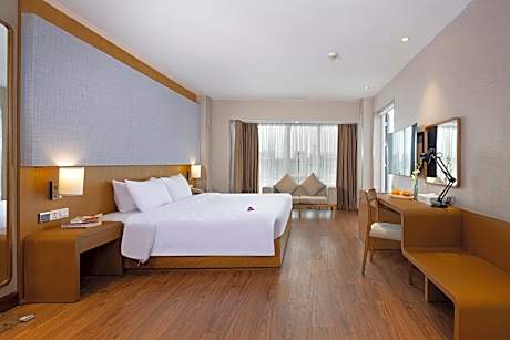 Signature Retreat Suite - Daily Free Afternoon & Mini Bar