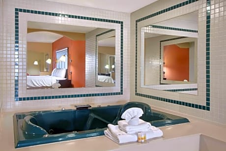 1 King Bed, Studio, Deluxe Suite, Non-Smoking