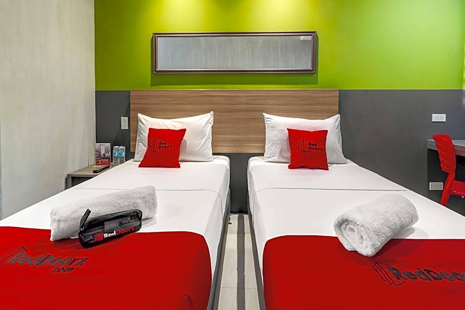 RedDoorz Plus @ Jones Avenue Cebu