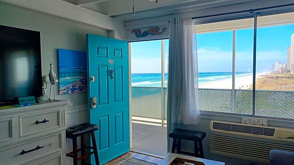 COUPLES GETAWAY, HONEYMOON SWEET, Perfectly Cozy Beach Front Condo with kitchen, pool, free parking,CHECK-IN AT DOOR