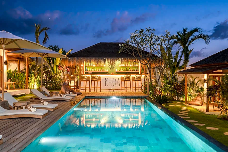 EHOA NYANYI BEACH Boutique Hotel - In front of entrance to NUANU