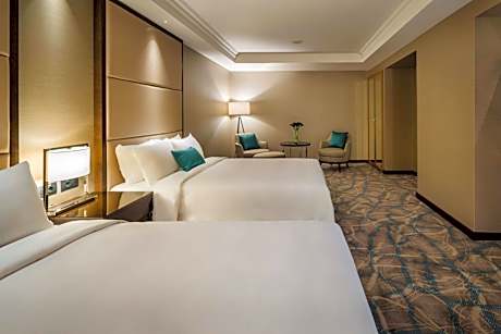 Two-Bedroom Family Suite with Access and Breakfast in  Executive Lounge