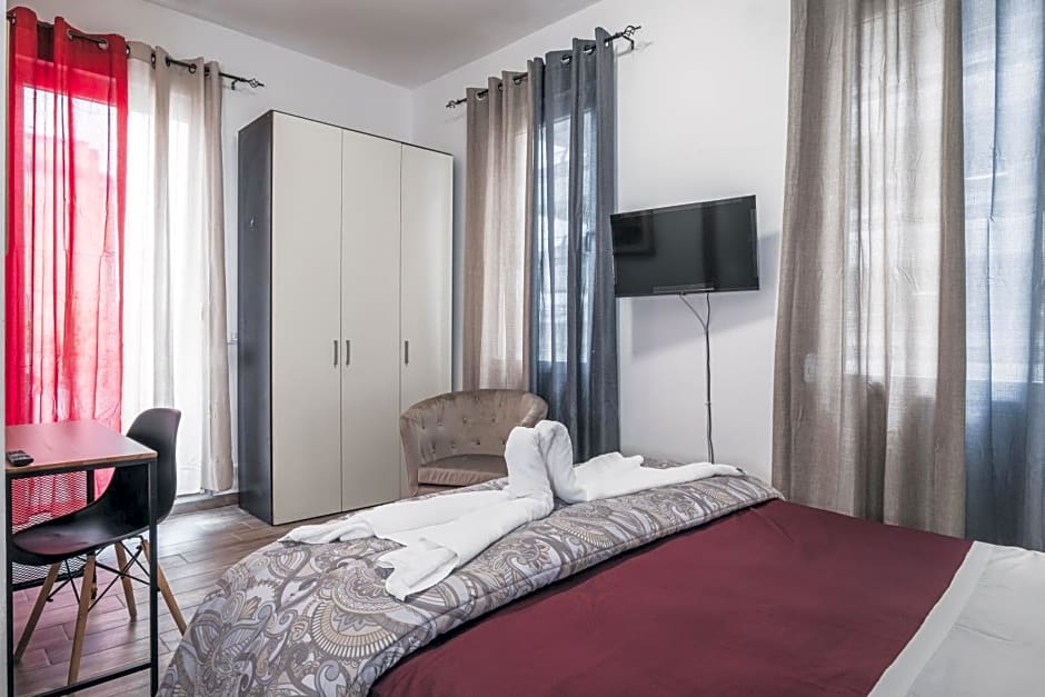 Bulldog Station Apartments with private WC, AC, TV