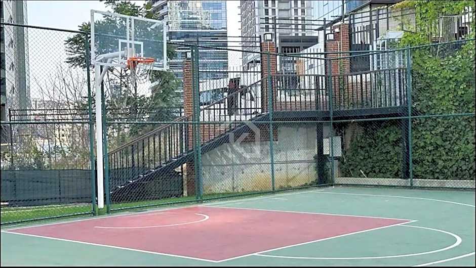 Stunning skyview luxury apt floor in high floor